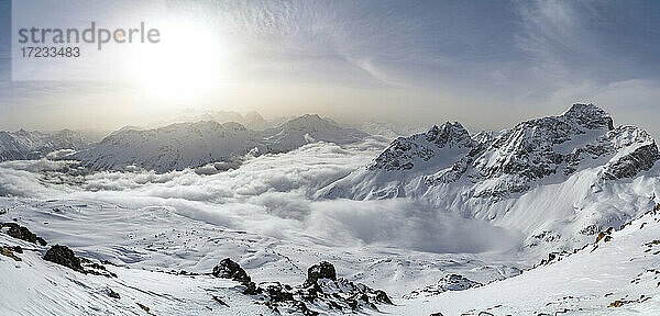 Panoramablick auf die schneebedeckten Berge des Oberengadins vom Piz Nair  Kanton Graubünden  Schweiz  Europa