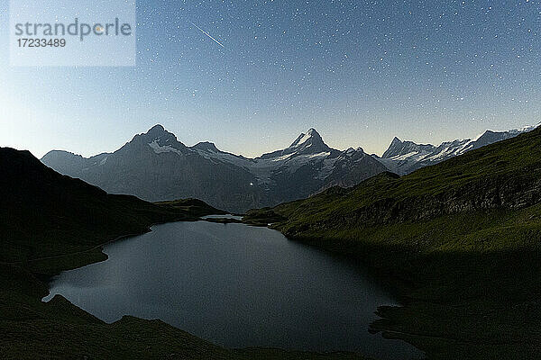 Bachalpsee unter dem nächtlichen Sternenhimmel  Grindelwald  Jungfrau Region  Berner Oberland  Kanton Bern  Schweiz  Europa