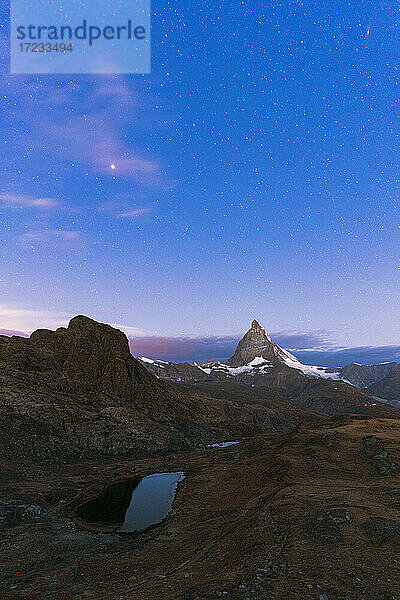Sternenhimmel vor Sonnenaufgang über Matterhorn und Riffelsee  Gornergrat  Zermatt  Kanton Wallis  Schweiz  Europa
