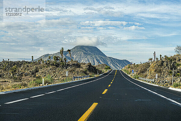 Straße  die zum Vulkan El Pizarro führt  Puebla  Mexiko  Nordamerika