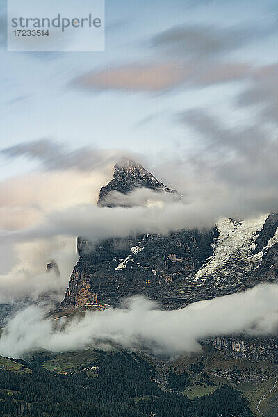 Wolken über Eiger und grünes Alpental  Murren  Lauterbrunnen  Berner Oberland  Kanton Bern  Schweiz  Europa