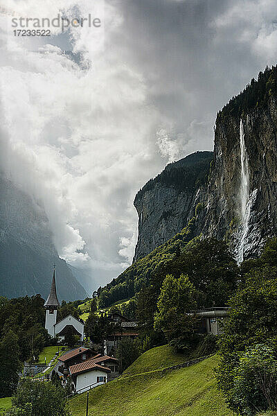 Der Staubbachfall im Sommer  Lauterbrunnen  Berner Oberland  Kanton Bern  Schweiz  Europa