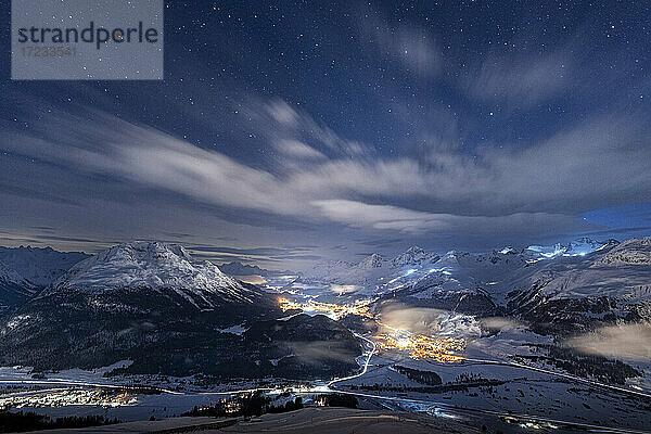 Sternenklarer Winterhimmel über dem Dorf St. Moritz und dem schneebedeckten Oberengadin  gesehen von Muottas Muragl  Graubünden  Schweiz  Europa
