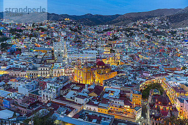Blick über das UNESCO-Weltkulturerbe bei Nacht  Guanajuato  Mexiko  Nordamerika