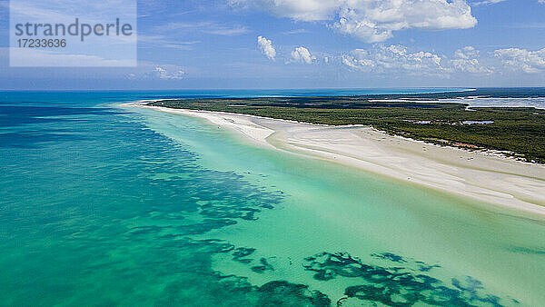 Luftaufnahme des türkisfarbenen Wassers und des weißen Sandes der Insel Holbox  Yucatan  Mexiko  Nordamerika