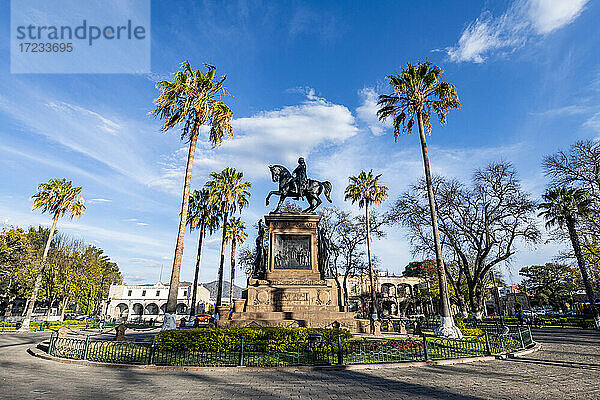Morelos-Platz mit Morelos-Denkmal  Morelia  UNESCO-Weltkulturerbe  Michoacan  Mexiko  Nordamerika