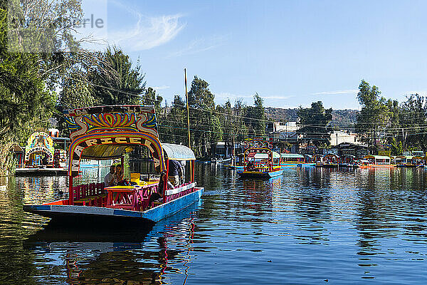 Bunte Boote auf dem aztekischen Kanalsystem  UNESCO-Weltkulturerbe  Xochimilco  Mexiko-Stadt  Mexiko  Nordamerika
