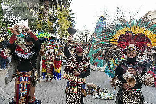 Tzotzil-Tänzer  die für Touristen auftreten  San Cristobal de la Casas  Chiapas  Mexiko  Nordamerika