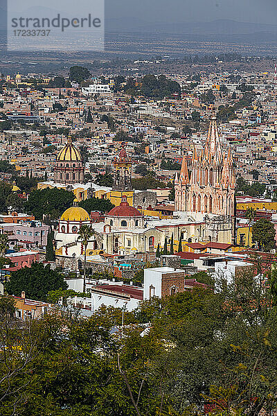 Blick über die Kathedrale La Parroquia de San Miguel Arcangel und San Miguel de Allende  UNESCO-Weltkulturerbe  Guanajuato  Mexiko  Nordamerika