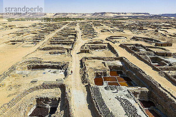 Luftaufnahme der Salinas und ihrer bunten Salzbecken  Bilma  Tenere-Wüste  Niger  Westafrika  Afrika