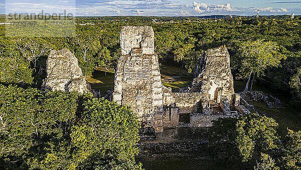 Luftaufnahme der Maya-Ruinen von Xpujil  Campeche  Mexiko  Nordamerika