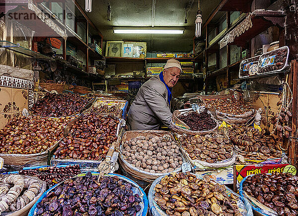 Marktstand mit getrockneten Früchten in der alten Medina von Fes  Region Fez-Meknes  Marokko  Nordafrika  Afrika