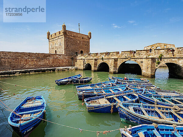 Blaue Boote im Scala-Hafen und der Zitadelle  Essaouira  Region Marrakesch-Safi  Marokko  Nordafrika  Afrika