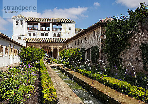 Der Patio de la Acequia (Innenhof des Kanals)  Generalife-Palast  Alhambra  UNESCO-Weltkulturerbe  Granada  Andalusien  Spanien  Europa