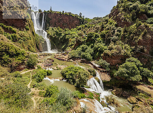 Ouzoud-Wasserfall in der Nähe des Mittleren Atlas-Dorfes Tanaghmeilt  Blick von oben  Provinz Azilal  Region Beni Mellal-Khenifra  Marokko  Nordafrika  Afrika