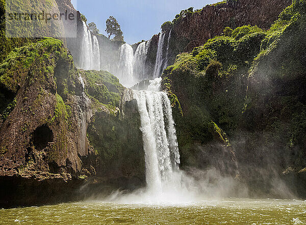 Ouzoud Falls  Wasserfall in der Nähe des Dorfes Tanaghmeilt im Mittleren Atlas  Provinz Azilal  Region Beni Mellal-Khenifra  Marokko  Nordafrika  Afrika