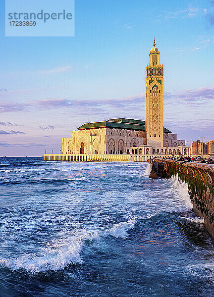 Die Hassan II Moschee bei Sonnenuntergang  Casablanca  Region Casablanca-Settat  Marokko  Nordafrika  Afrika