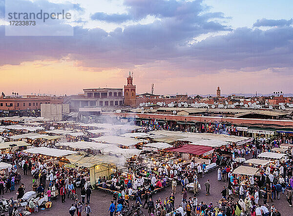 Jemaa el-Fnaa (Jemaa el-Fna) bei Sonnenuntergang  Platz und Markt in der Alten Medina  UNESCO-Weltkulturerbe  Marrakesch  Region Marrakesch-Safi  Marokko  Nordafrika  Afrika
