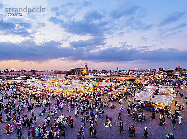 Jemaa el-Fnaa (Jemaa el-Fna) in der Abenddämmerung  Platz und Markt in der Alten Medina  UNESCO-Weltkulturerbe  Marrakesch  Region Marrakesch-Safi  Marokko  Nordafrika  Afrika