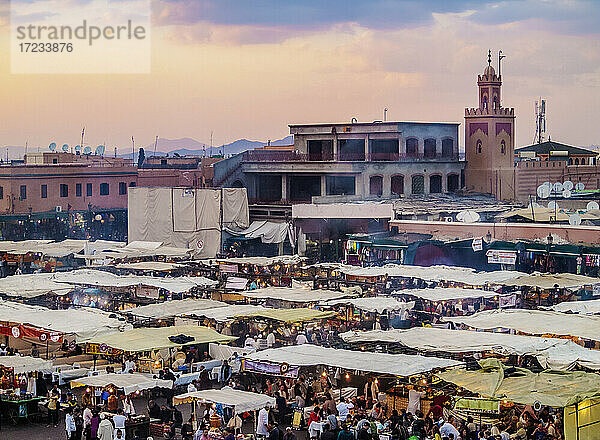 Jemaa el-Fnaa (Jemaa el-Fna) bei Sonnenuntergang  Platz und Markt in der Alten Medina  UNESCO-Weltkulturerbe  Marrakesch  Region Marrakesch-Safi  Marokko  Nordafrika  Afrika