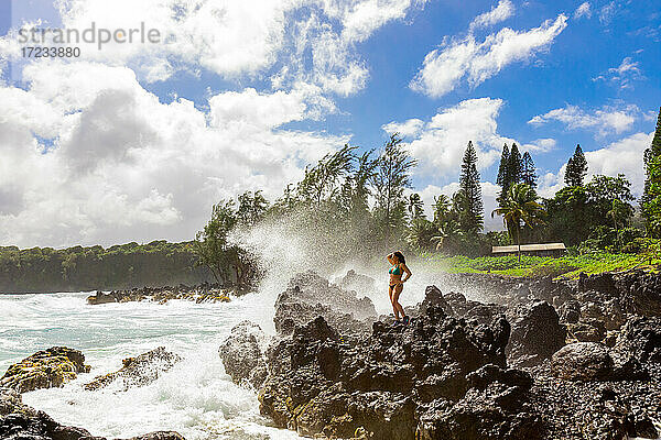 Frau genießt den Ozean auf Maui  Hawaii  Vereinigte Staaten von Amerika  Nordamerika