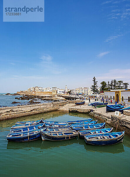 Stadtbild mit blauen Booten im Scala-Hafen und den Stadtmauern der Medina  Essaouira  Region Marrakesch-Safi  Marokko  Nordafrika  Afrika