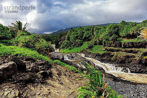 Schöner Wasserfall auf Maui  Hawaii  Vereinigte Staaten von Amerika  Nordamerika