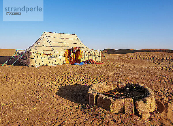 Berber-Oasen-Camp in der Zagora-Wüste  Sonnenaufgang  Draa-Tafilalet Region  Marokko  Nordafrika  Afrika