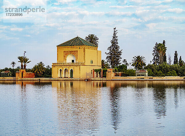 Der Pavillon in den Menara-Gärten  Marrakesch  Region Marrakesch-Safi  Marokko  Nordafrika  Afrika