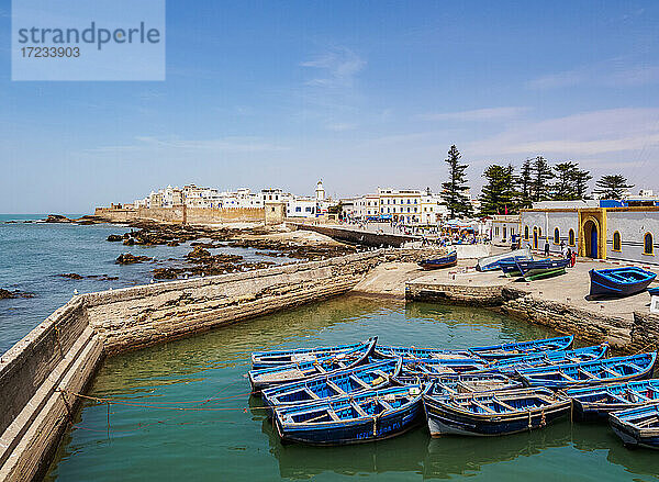 Stadtbild mit blauen Booten im Scala-Hafen und den Stadtmauern der Medina  Essaouira  Region Marrakesch-Safi  Marokko  Nordafrika  Afrika