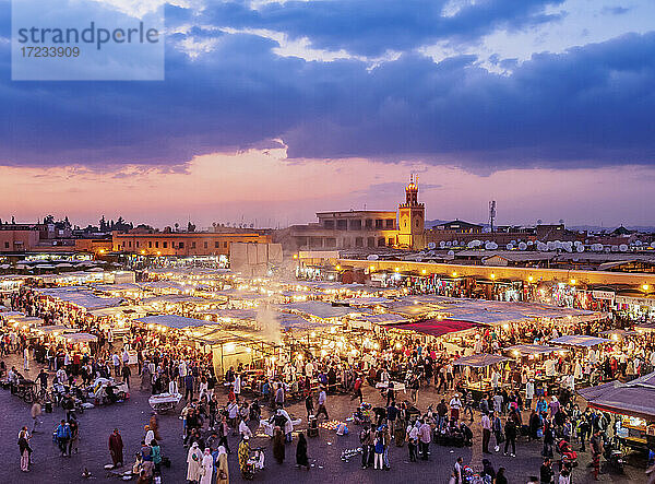 Jemaa el-Fnaa (Jemaa el-Fna) in der Abenddämmerung  Platz und Markt in der Alten Medina  UNESCO-Weltkulturerbe  Marrakesch  Region Marrakesch-Safi  Marokko  Nordafrika  Afrika