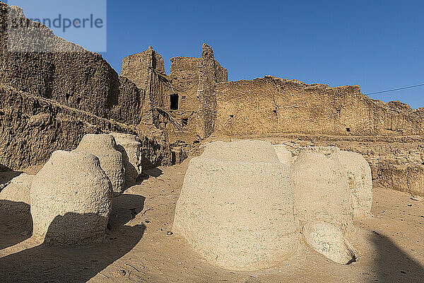 Riesige Vorratstöpfe im alten Fort  Oase Fachi  Tenere-Wüste  Niger  Westafrika  Afrika