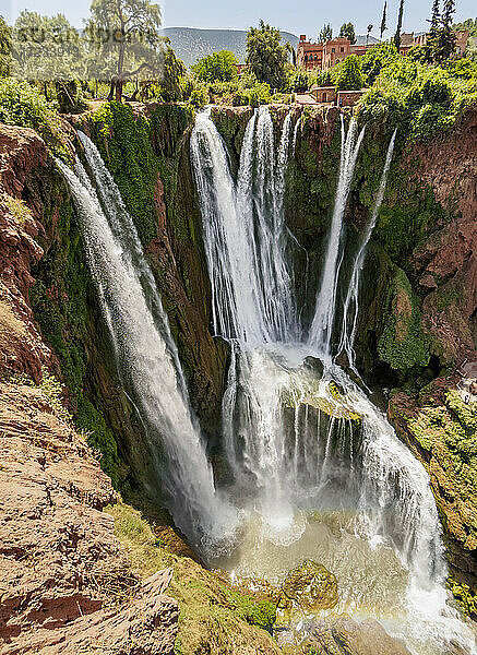 Ouzoud-Wasserfall in der Nähe des Mittleren Atlas-Dorfes Tanaghmeilt  Blick von oben  Provinz Azilal  Region Beni Mellal-Khenifra  Marokko  Nordafrika  Afrika