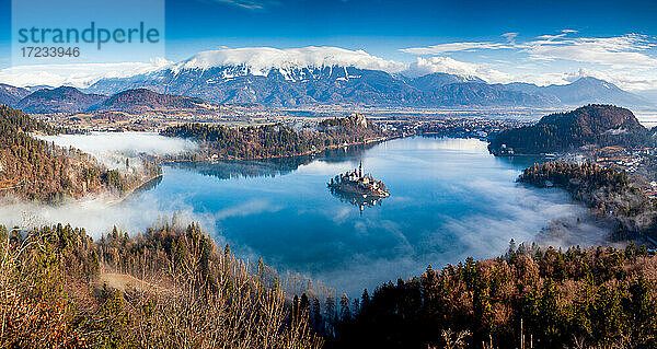Panorama des Bleder Sees in den Julischen Alpen der Region Oberkrain  nordwestliches Slowenien  Europa