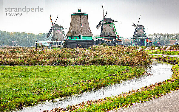 Zaanse Schans  ein Museumsdorf mit holländischen Häusern und Windmühlen in Zaandam  Nordholland  Niederlande  Europa