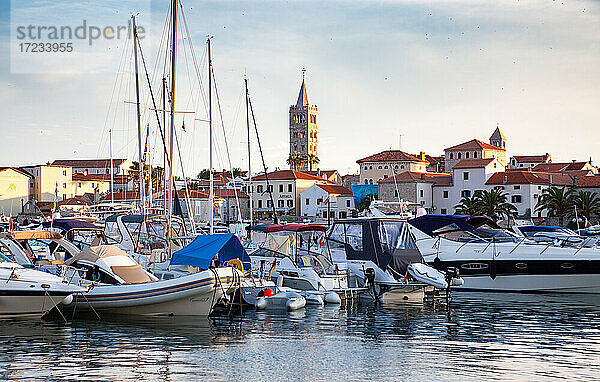 Übersicht über den Hafen der Stadt Rab  Kroatien  Europa