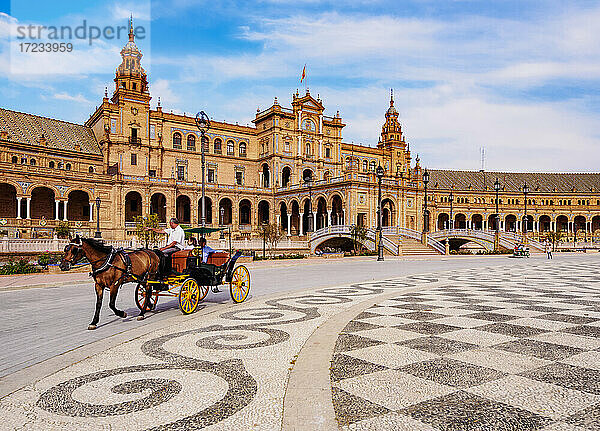 Pferdekutsche am Plaza de Espana de Sevilla (Spanienplatz)  Sevilla  Andalusien  Spanien  Europa
