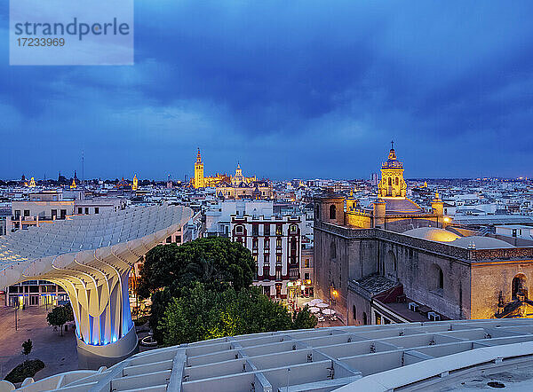 Metropol Parasol (Las Setas) in der Abenddämmerung  La Encarnacion Platz  Sevilla  Andalusien  Spanien  Europa
