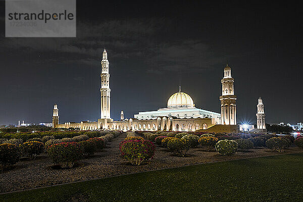 Nachtansicht der beleuchteten Sultan-Qaboos-Moschee und des Oleanderfeldes im Vordergrund  Naher Osten