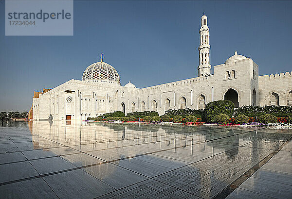 Sultan Qaboos Moschee spiegelt sich im glänzenden Marmorboden  Muscat  Oman  Naher Osten