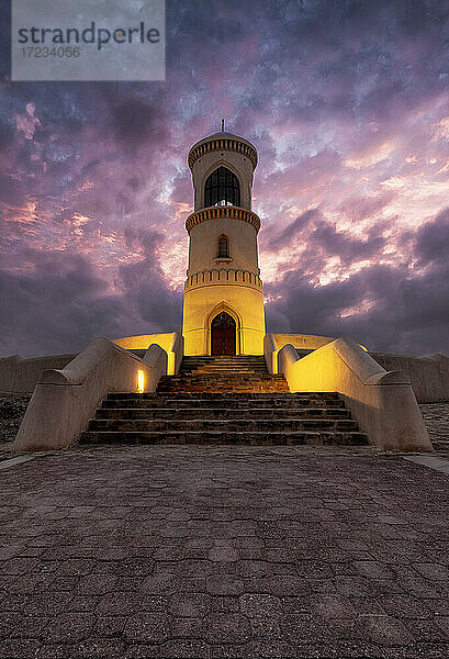 Sur Leuchtturm bei Sonnenuntergang mit lila Wolken  Sur  Oman  Naher Osten