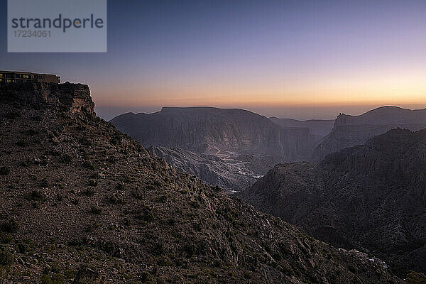 Blaue Stunde in der felsigen Landschaft des Jebel Akhdar-Gebirges in Oman  Naher Osten