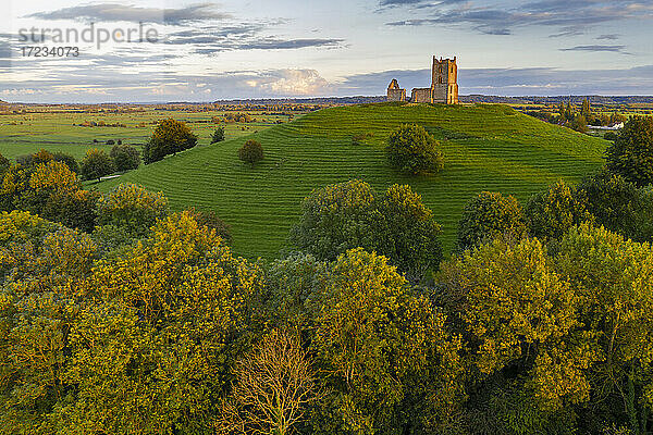 Die Ruinen der St. Michael's Church auf Burrow Mump in Somerset  England  Vereinigtes Königreich  Europa