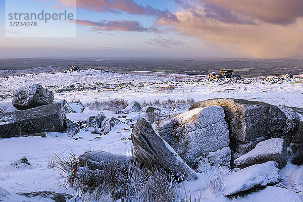 Schneebedeckte Granitaufschlüsse auf Great Staple Tor  Dartmoor National Park  Devon  England  Vereinigtes Königreich  Europa