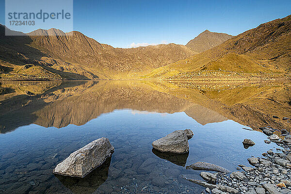 Frühmorgendliches Sonnenlicht auf Snowdon im Frühling  reflektiert in Llyn Llydaw  Snowdonia National Park  Wales  Vereinigtes Königreich  Europa