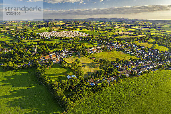 Blick aus der Luft auf das ländliche Dorf Morchard Bishop  Devon  England  Vereinigtes Königreich  Europa