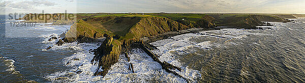 Luftaufnahme der dramatischen Küstenlinie in der Nähe von Hartland Point an der Küste von North Devon im Winter  Devon  England  Vereinigtes Königreich  Europa