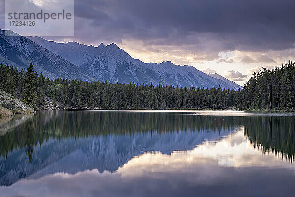 Sonnenaufgang über den Bergen der Rockies  gespiegelt im Johnson Lake  Banff National Park  UNESCO-Weltkulturerbe  Alberta  Kanada  Nordamerika