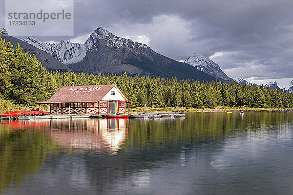 Bootshaus am Maligne Lake im Jasper National Park  UNESCO-Welterbe  Kanadische Rockies  Alberta  Kanada  Nordamerika