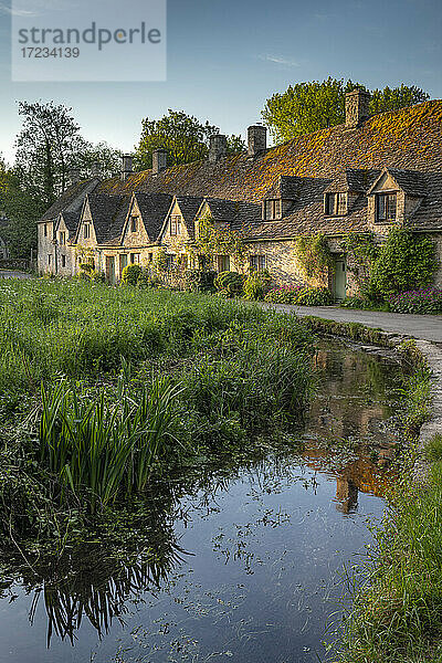 Früher Frühlingsmorgen Blick auf die schönen Cotswolds Cottages in Arlington Row in Bibury  Gloucestershire  England  Vereinigtes Königreich  Europa